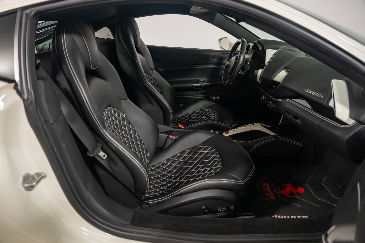 Used 2017 Ferrari 488 GTB RWD image 23