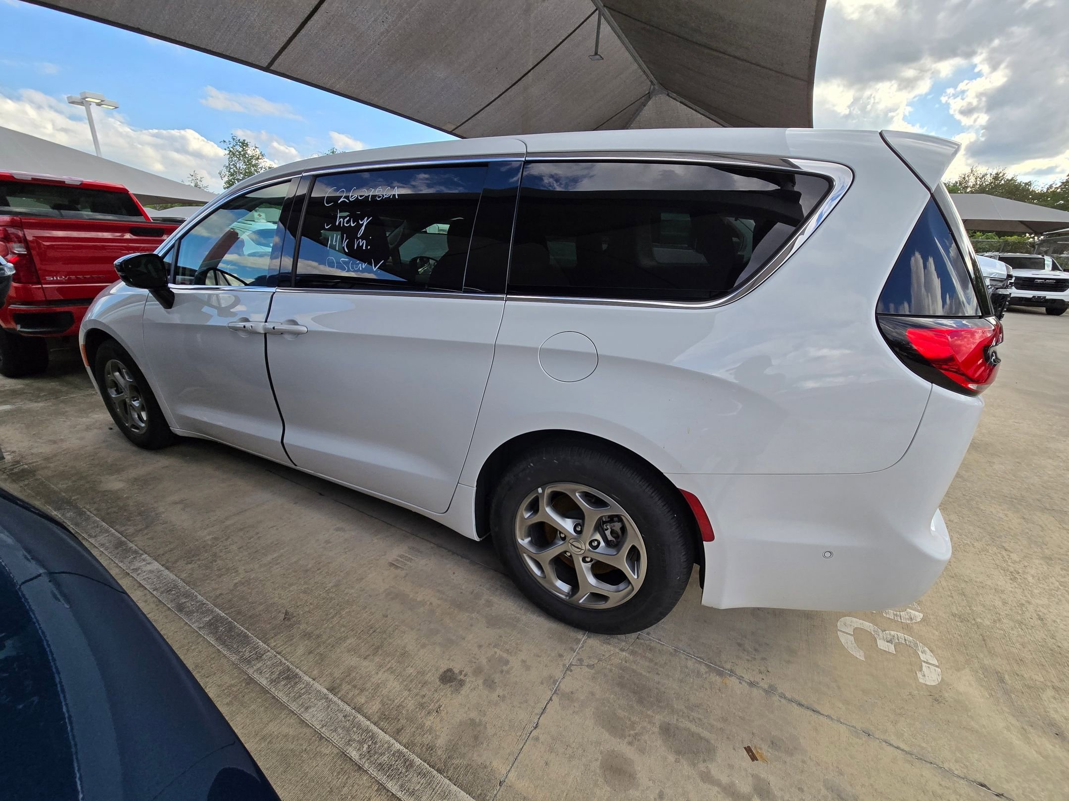 Used 2024 Chrysler Pacifica Limited w/ Uconnect Theater Family Group FWD image 5