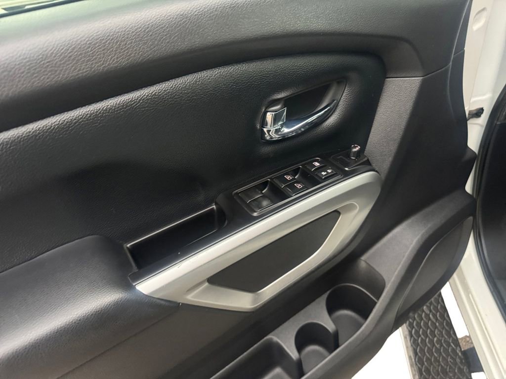 Used 2017 Nissan Titan SV image 19