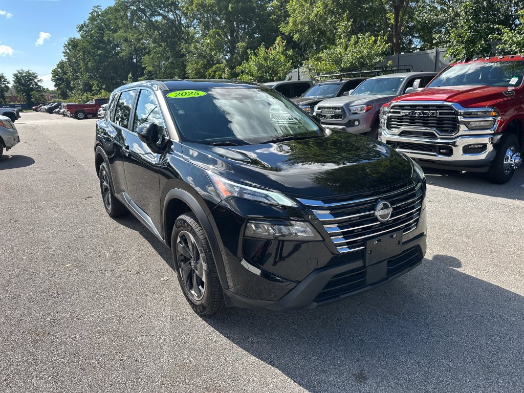 Used 2025 Nissan Rogue SV FWD image 4