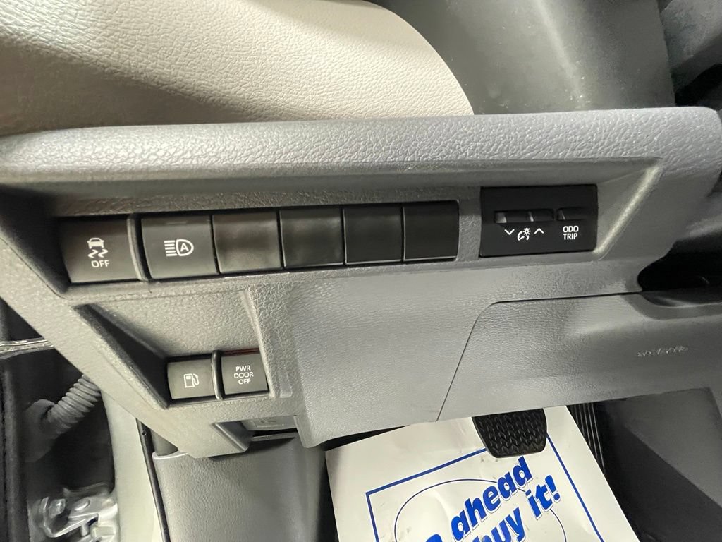 Used 2023 Toyota Sienna XLE FWD image 14