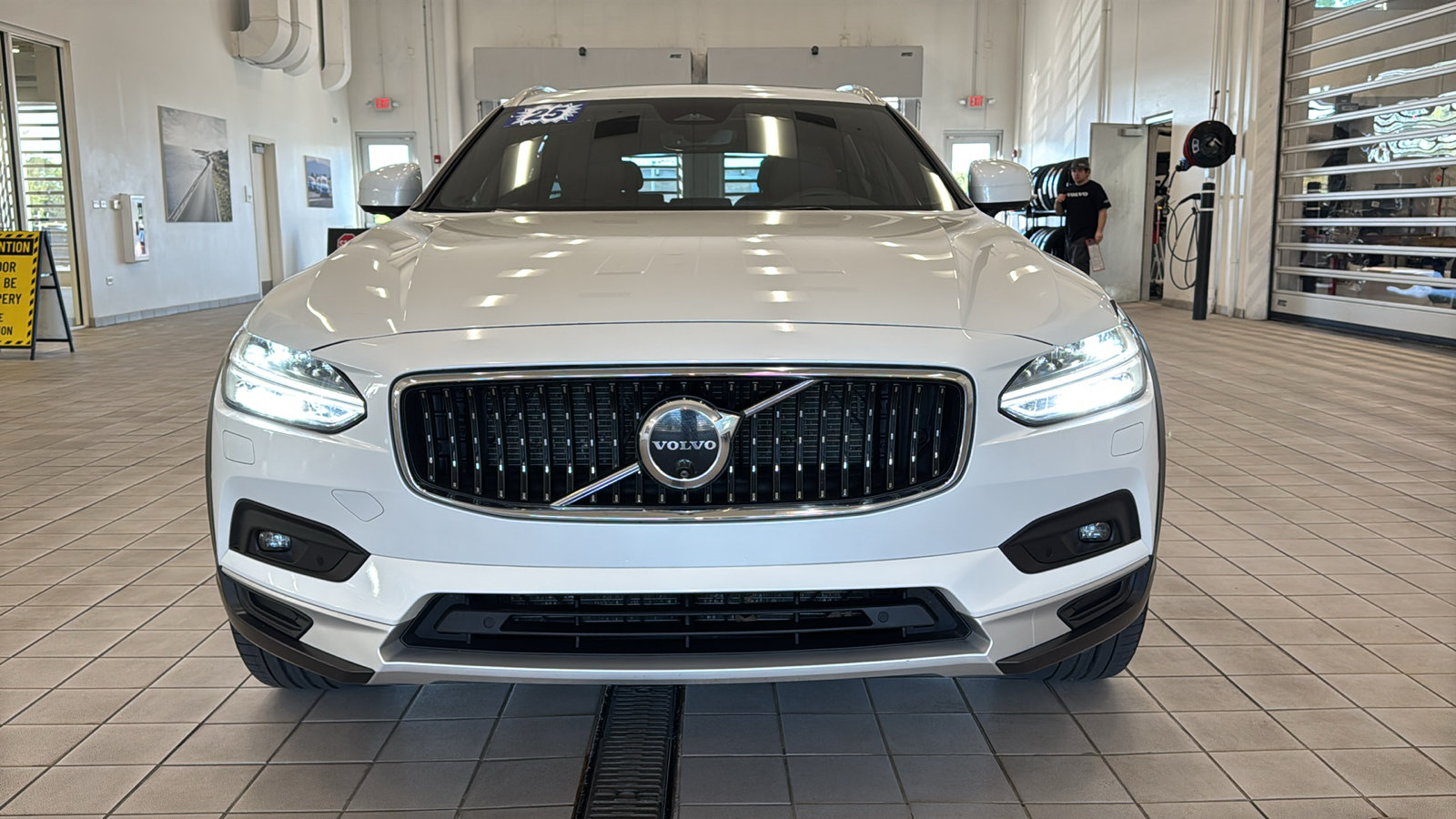 Used 2025 Volvo V90 B6 Cross Country Ultra w/ Protection Package Premier AWD/4WD image 10