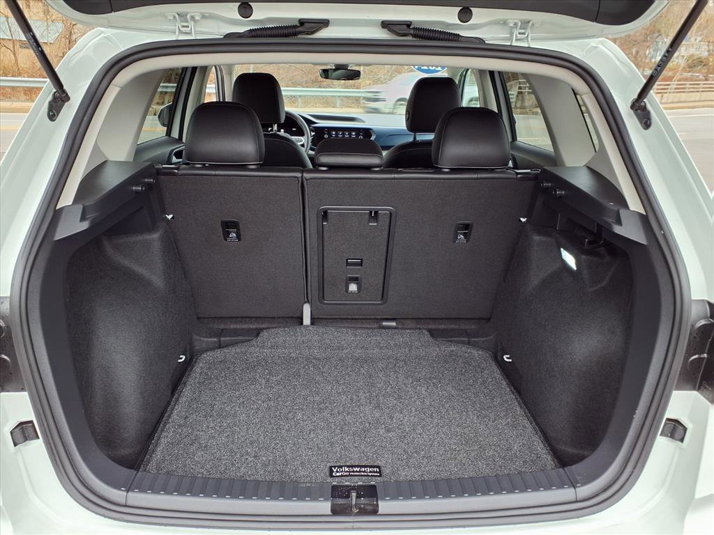 Used 2024 Volkswagen Taos SE w/ Black Wheel Package image 8