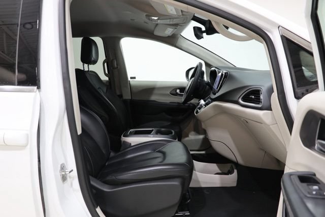 Used 2023 Chrysler Pacifica Touring-L FWD image 38