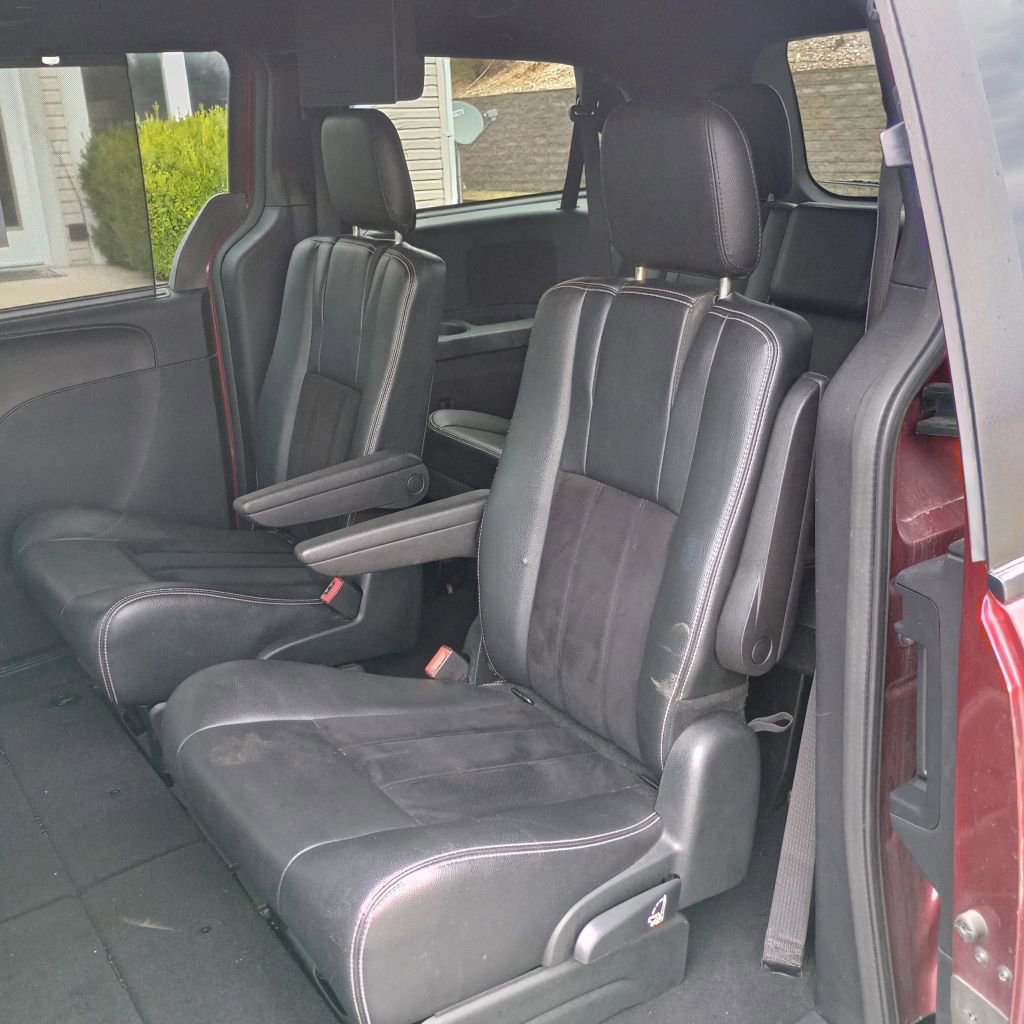 Used 2018 Dodge Grand Caravan SXT w/ Driver Convenience Group image 16