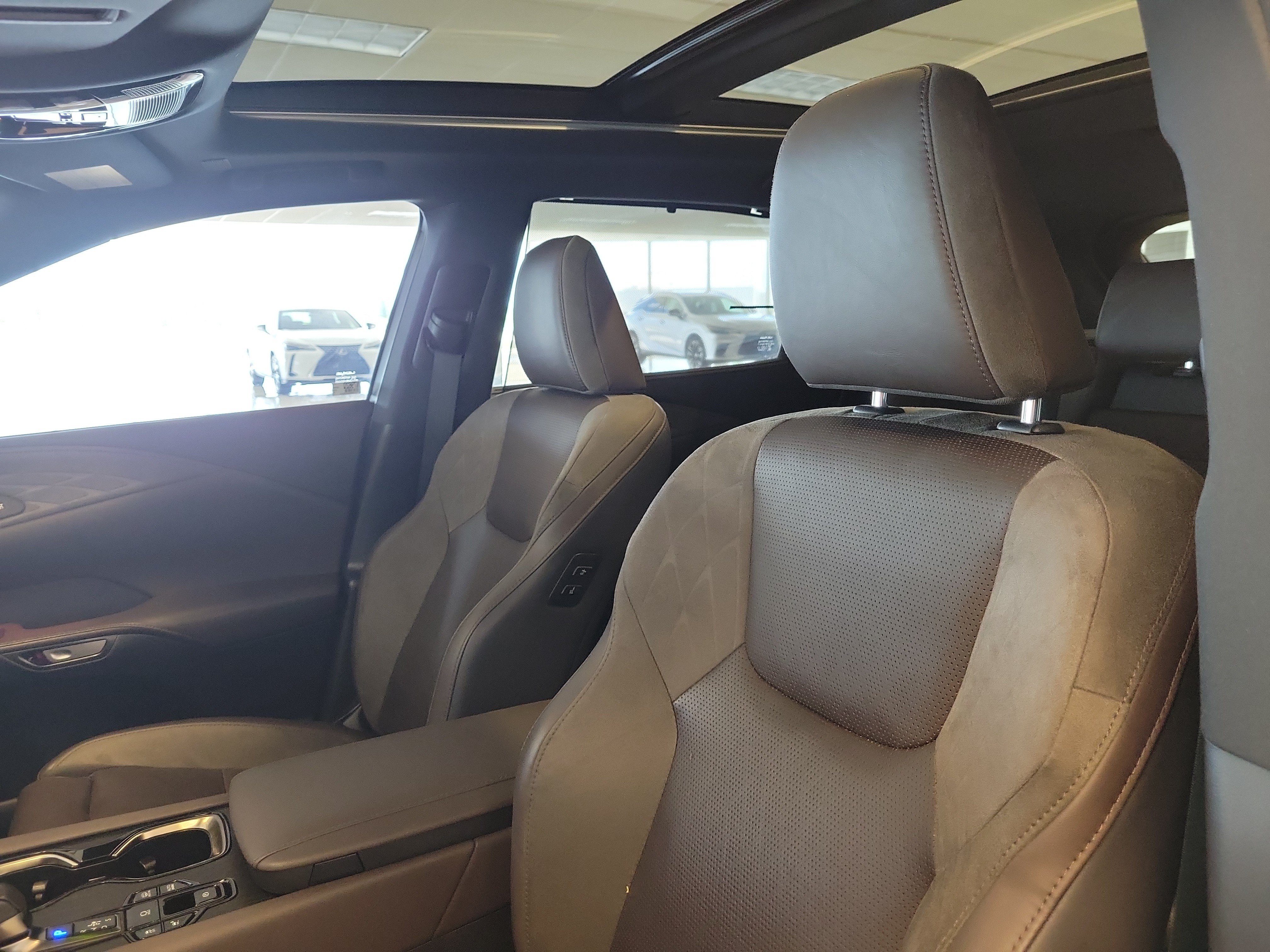 Used 2025 Lexus RX 450h AWD w/ Convenience Package image 23