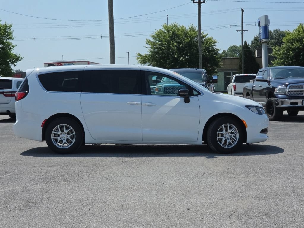 New 2027 Chrysler Pacifica LX FWD image 8