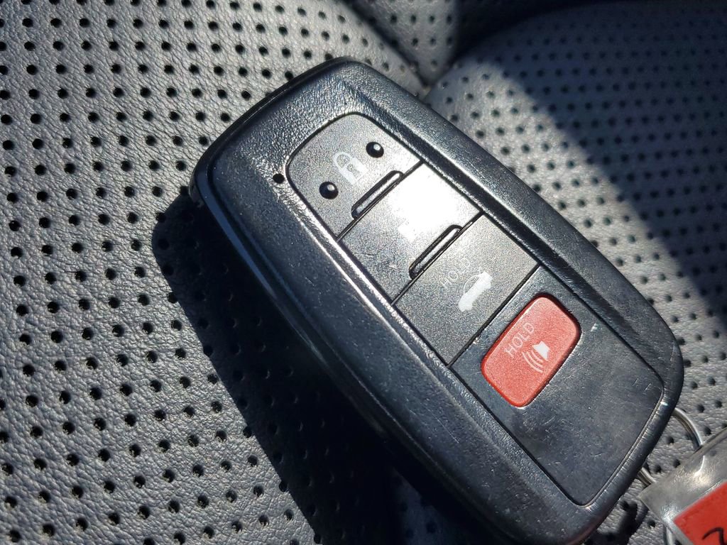 Used 2020 Toyota Avalon XSE image 40