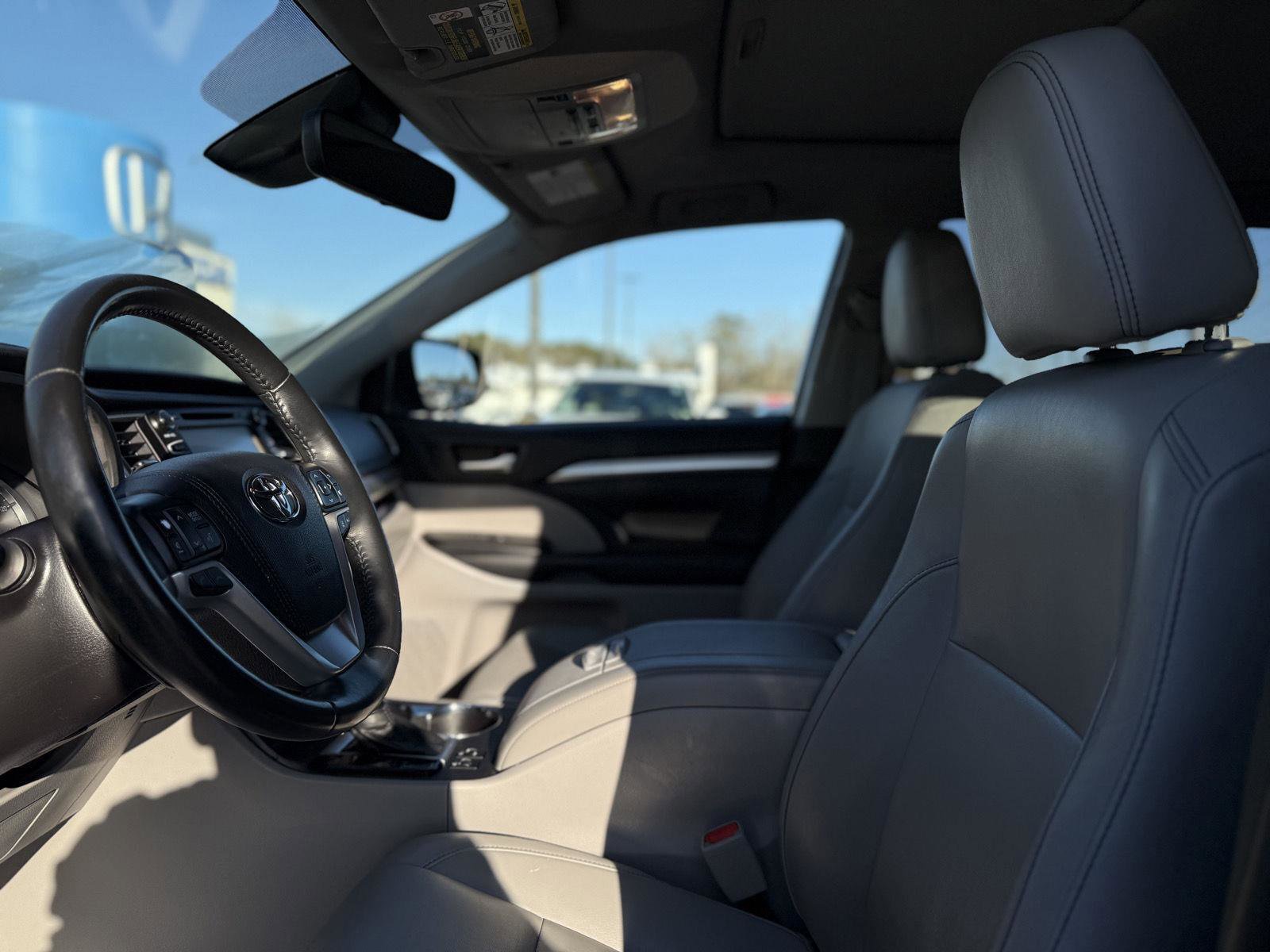 Used 2019 Toyota Highlander XLE image 12