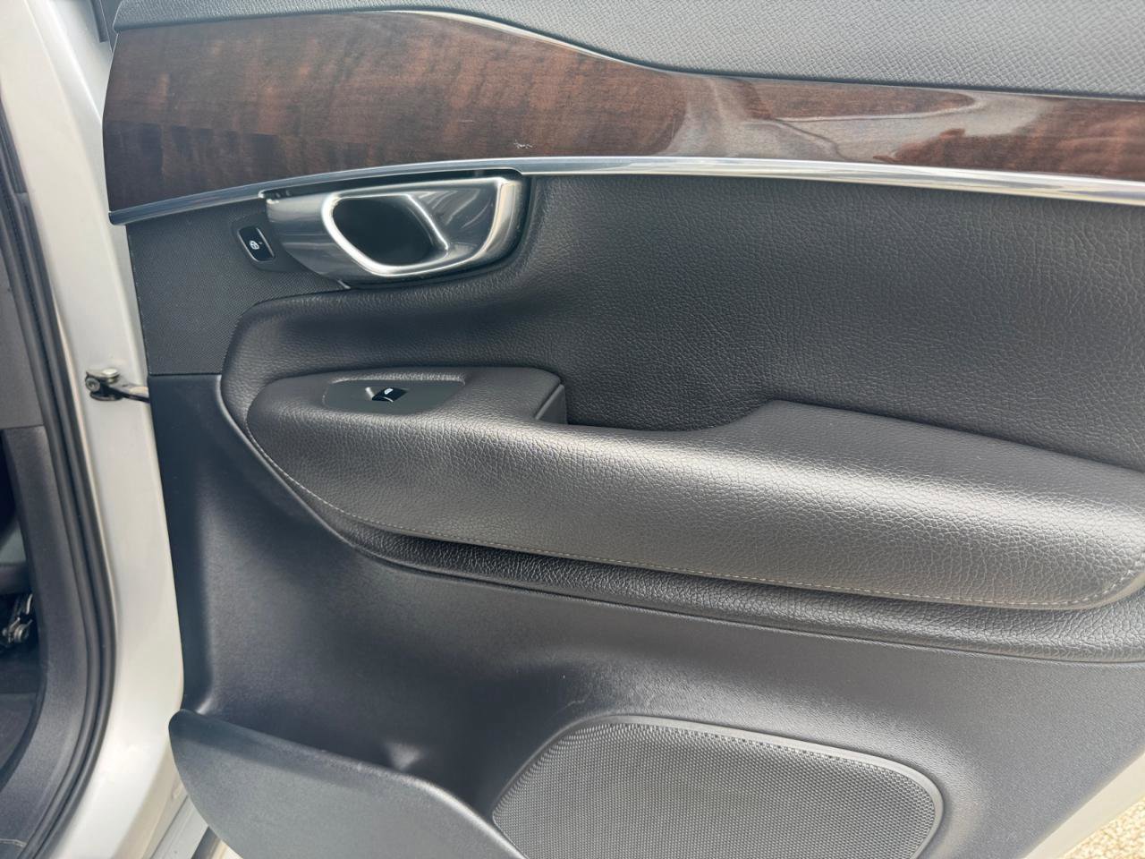 Used 2016 Volvo XC90 T6 Momentum w/ Momentum Plus Package image 28