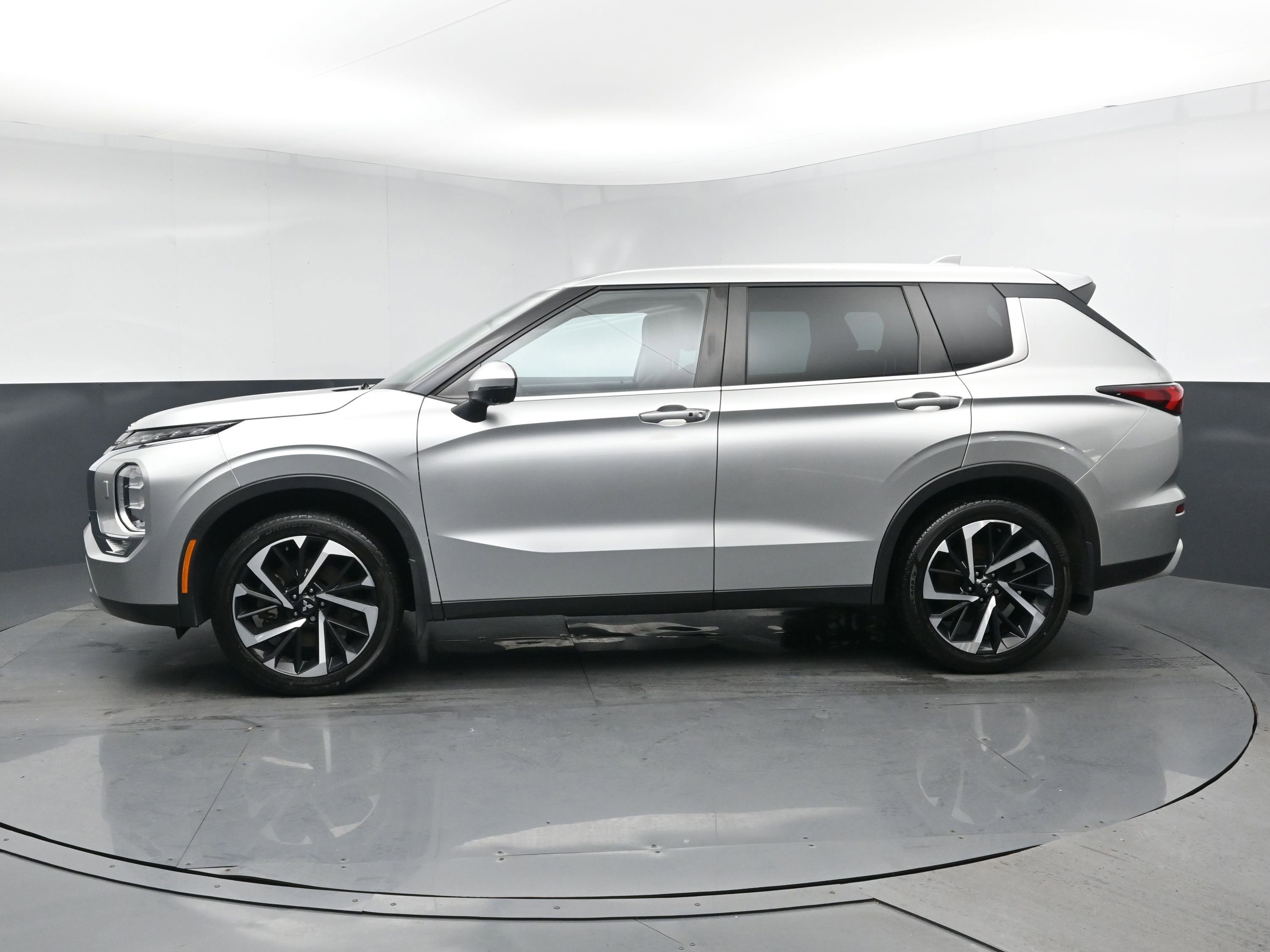 Used 2023 Mitsubishi Outlander SE image 4