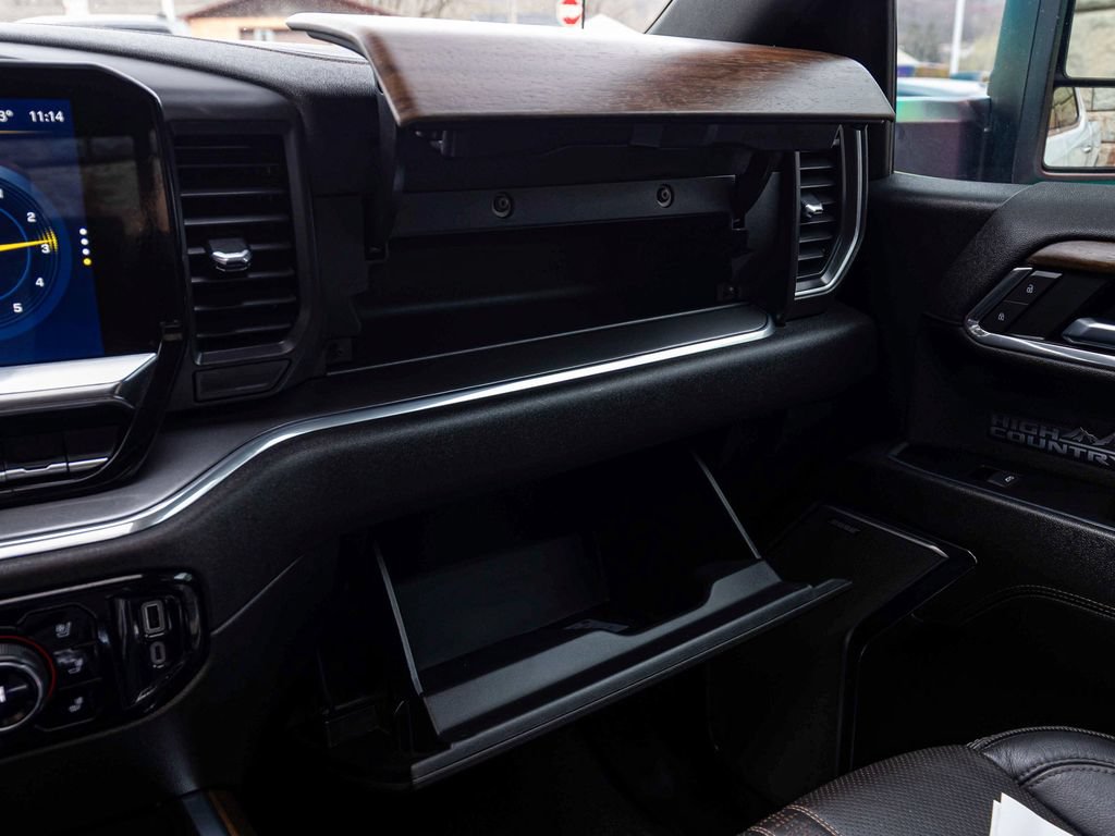 Used 2024 Chevrolet Silverado 1500 High Country w/ Technology Package AWD/4WD image 18