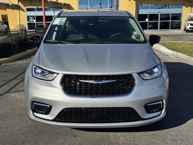 Used 2024 Chrysler Pacifica Touring-L image 4