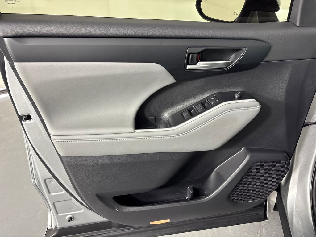 Used 2024 Toyota Highlander XLE image 27