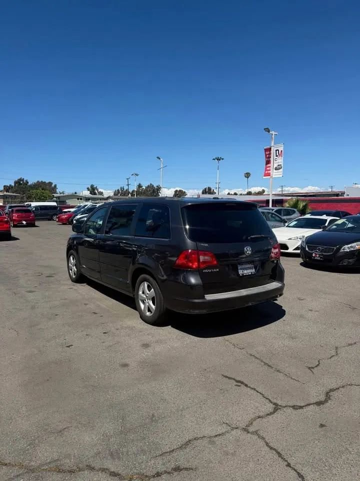 Used 2011 Volkswagen Routan SE image 4