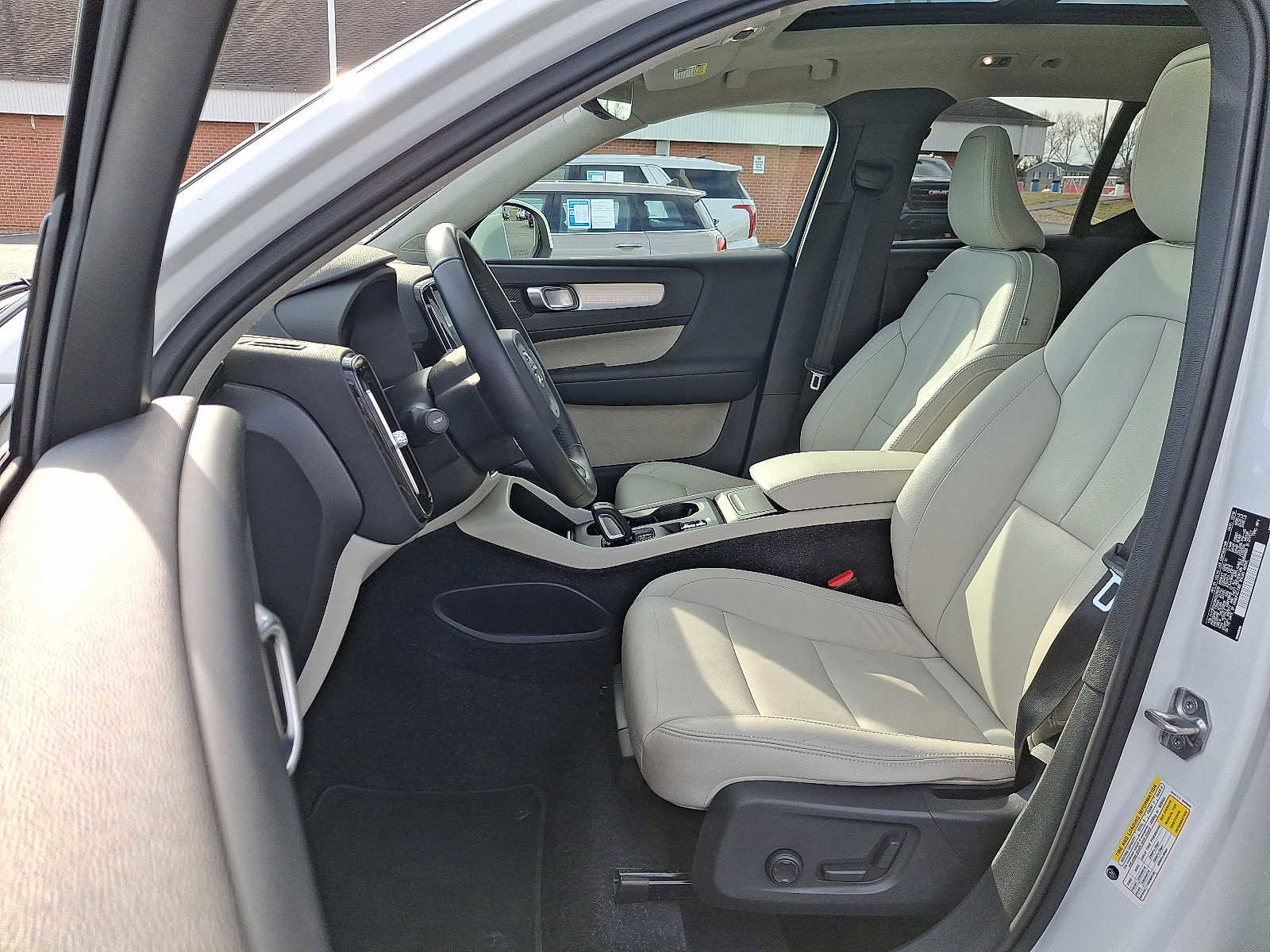 Used 2019 Volvo XC40 T5 Momentum image 13