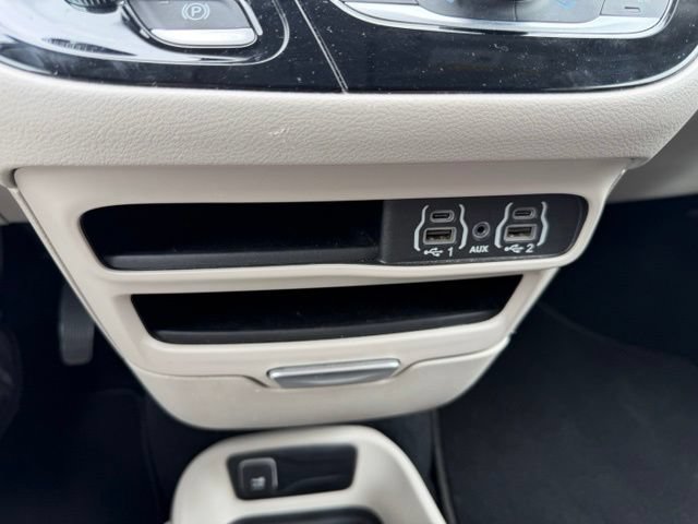 Used 2024 Chrysler Pacifica Touring-L FWD image 22