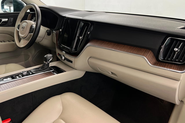 Used 2021 Volvo XC60 T6 Momentum image 24