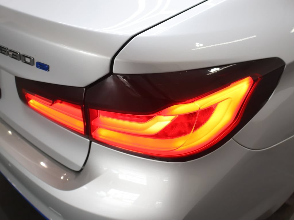 Used 2018 BMW 530e xDrive w/ Premium Package 2 AWD/4WD image 32