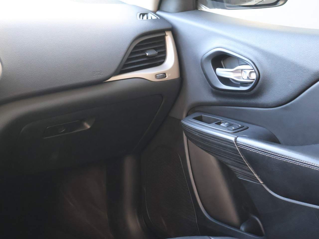 Used 2015 Jeep Cherokee Limited image 17