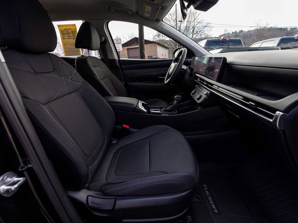 Used 2025 Hyundai Tucson SE image 32