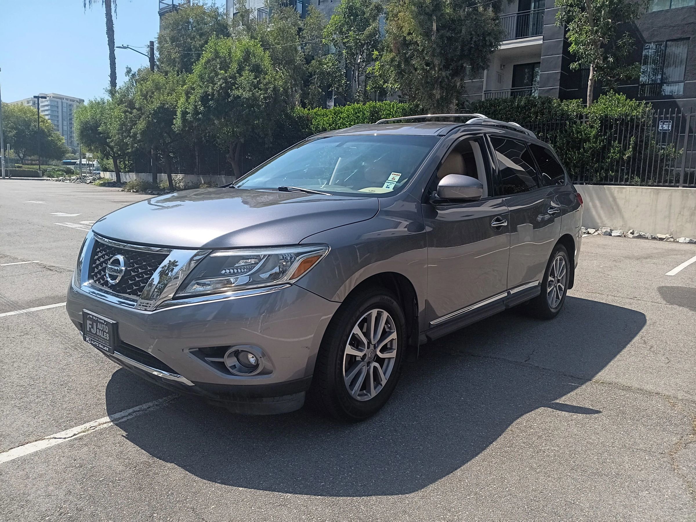 Used 2015 Nissan Pathfinder SL FWD image 3