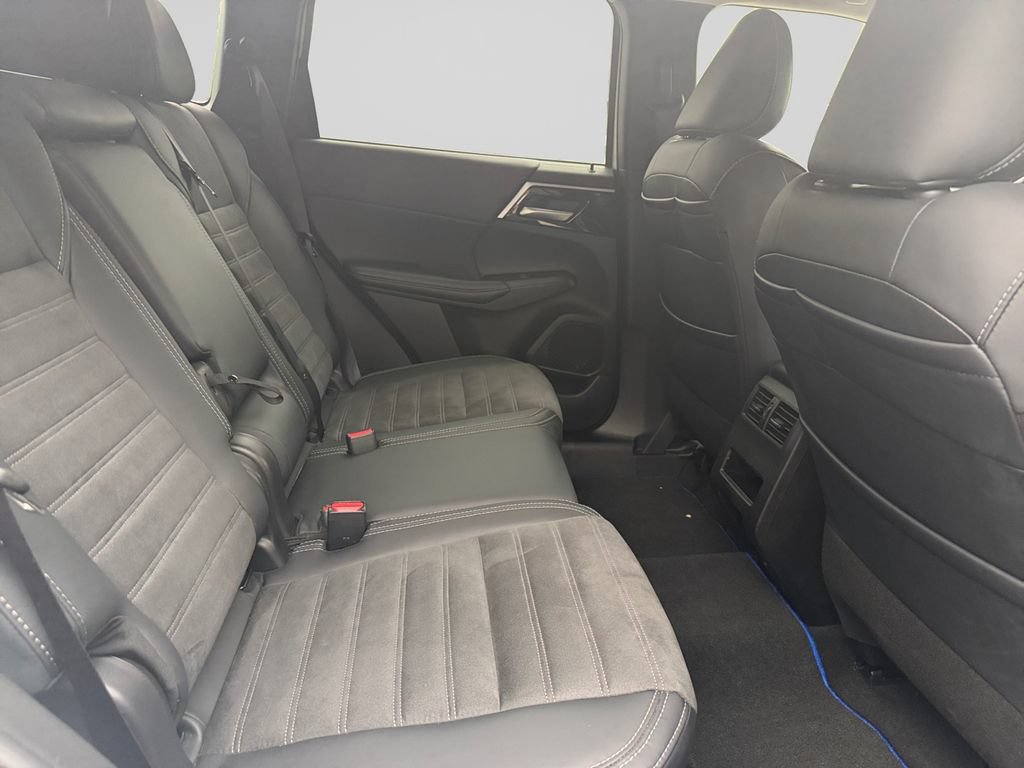 Used 2024 Mitsubishi Outlander 4WD Plug-In Hybrid image 18