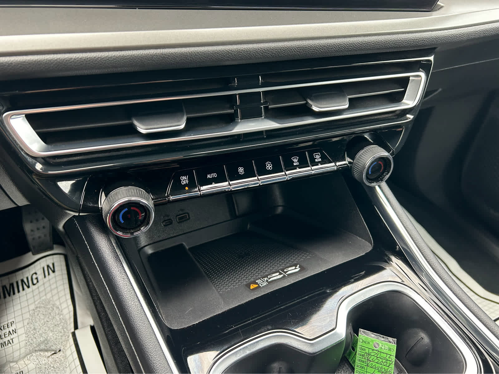 Used 2025 Chevrolet Traverse LT image 43