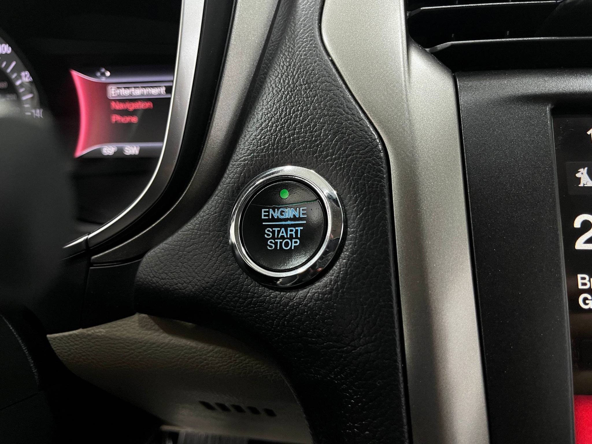 Used 2018 Ford Fusion SE w/ Fusion SE Technology Package FWD image 21