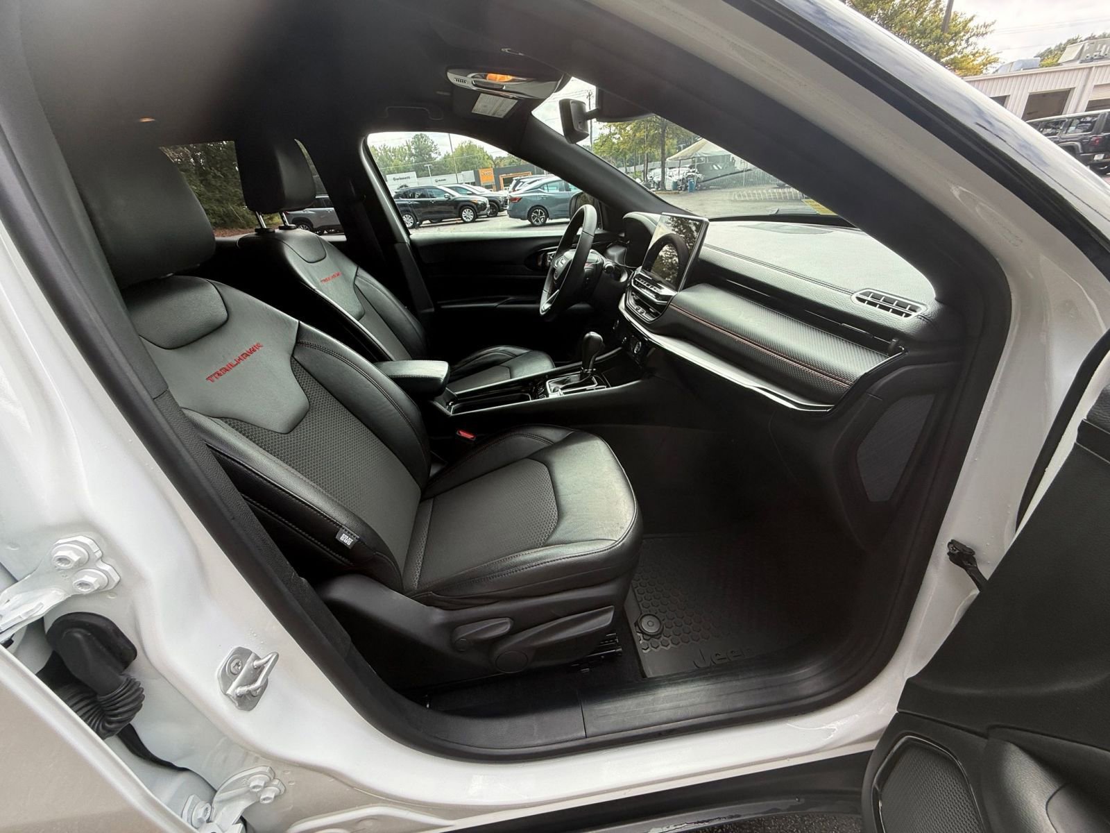 Used 2025 Jeep Compass Trailhawk image 36