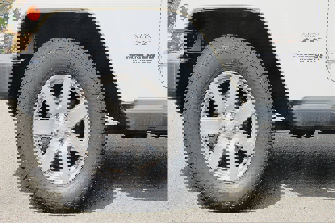 Used 2018 Jeep Wrangler Unlimited Sahara w/ Connectivity Group image 5