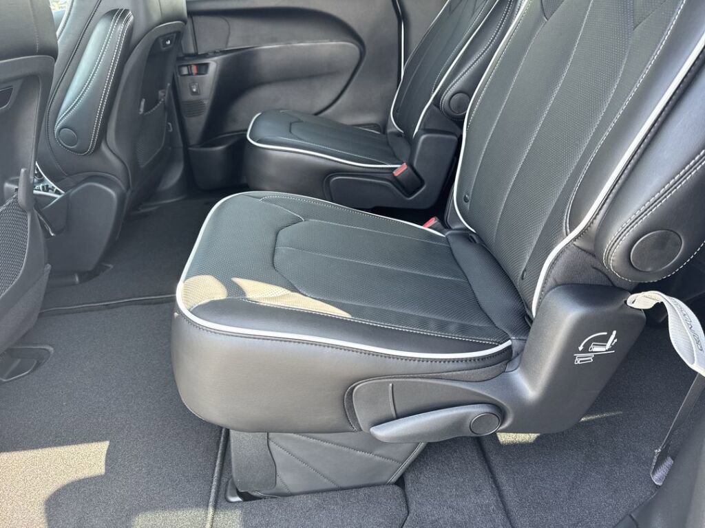 New 2026 Chrysler Pacifica Limited image 24