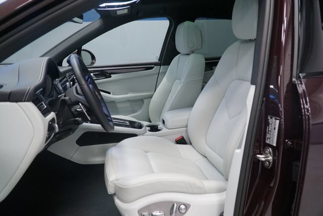 Certified 2026 Porsche Macan Turbo AWD/4WD image 5