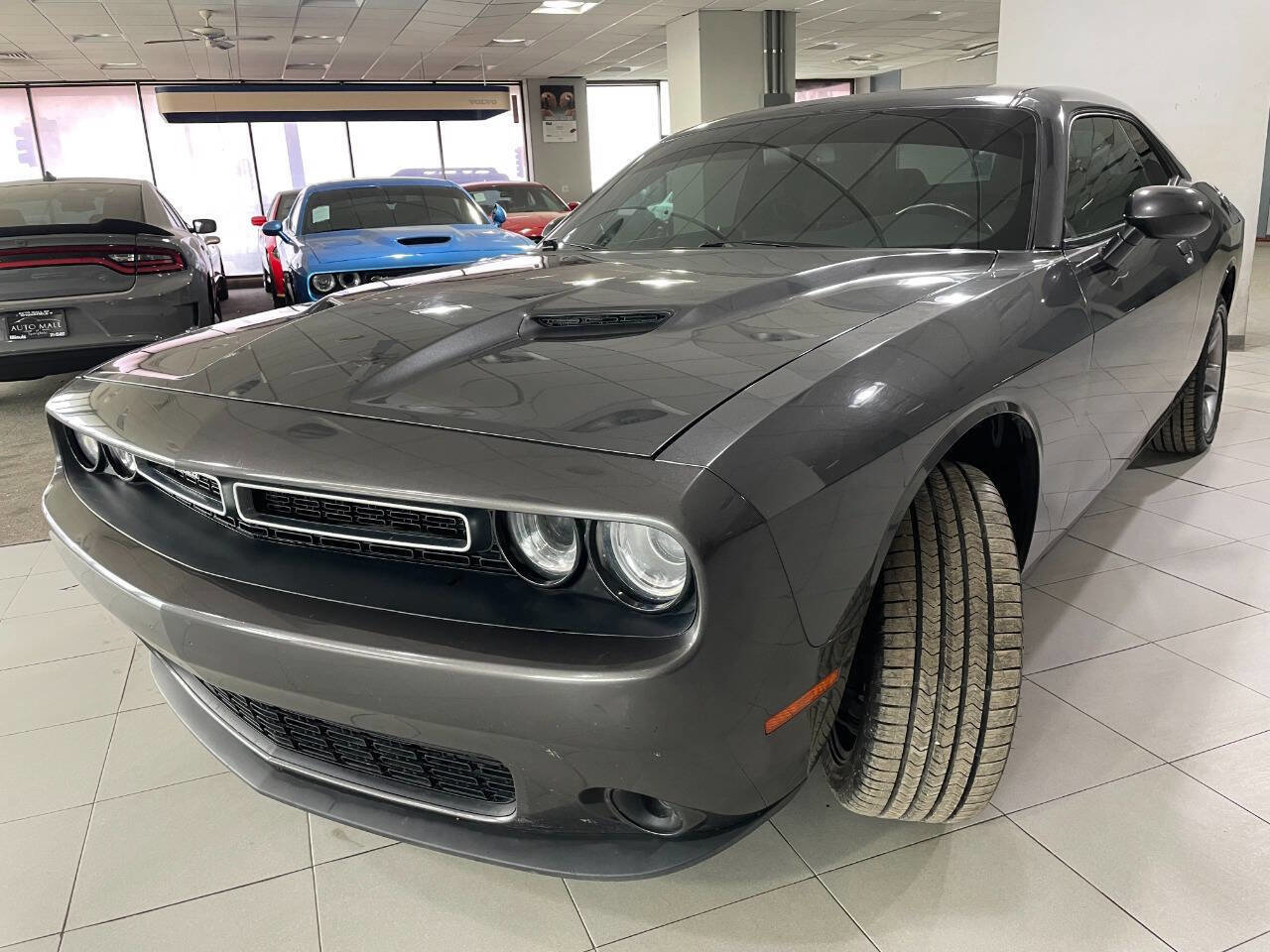 Used 2019 Dodge Challenger SXT image 3