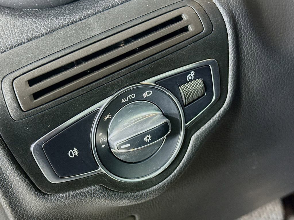 Used 2020 Mercedes-Benz GLC 300 4MATIC image 13