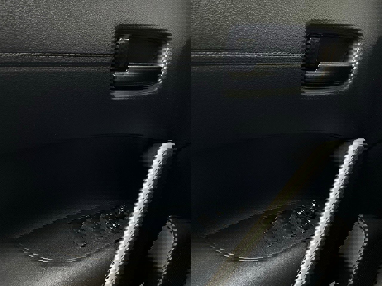 Used 2025 Toyota Corolla Cross LE image 20