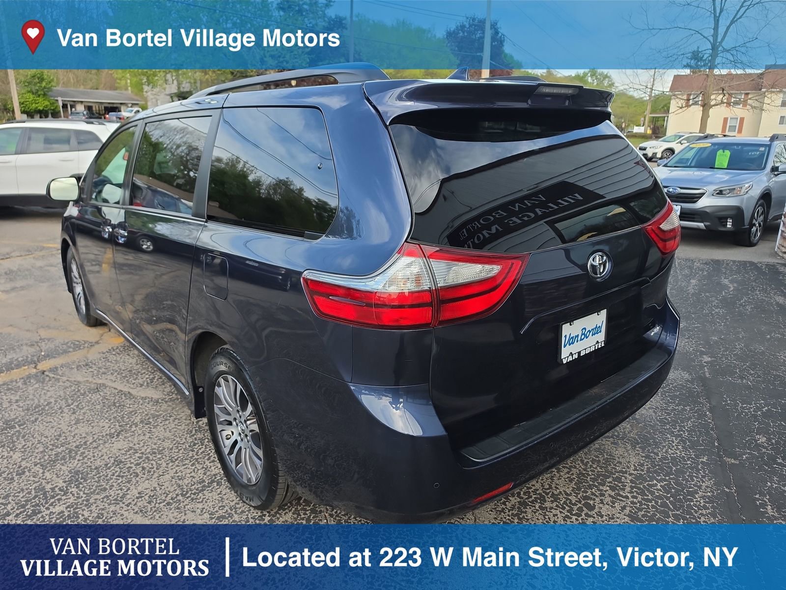 Used 2019 Toyota Sienna XLE w/ XLE Navigation Package FWD image 7