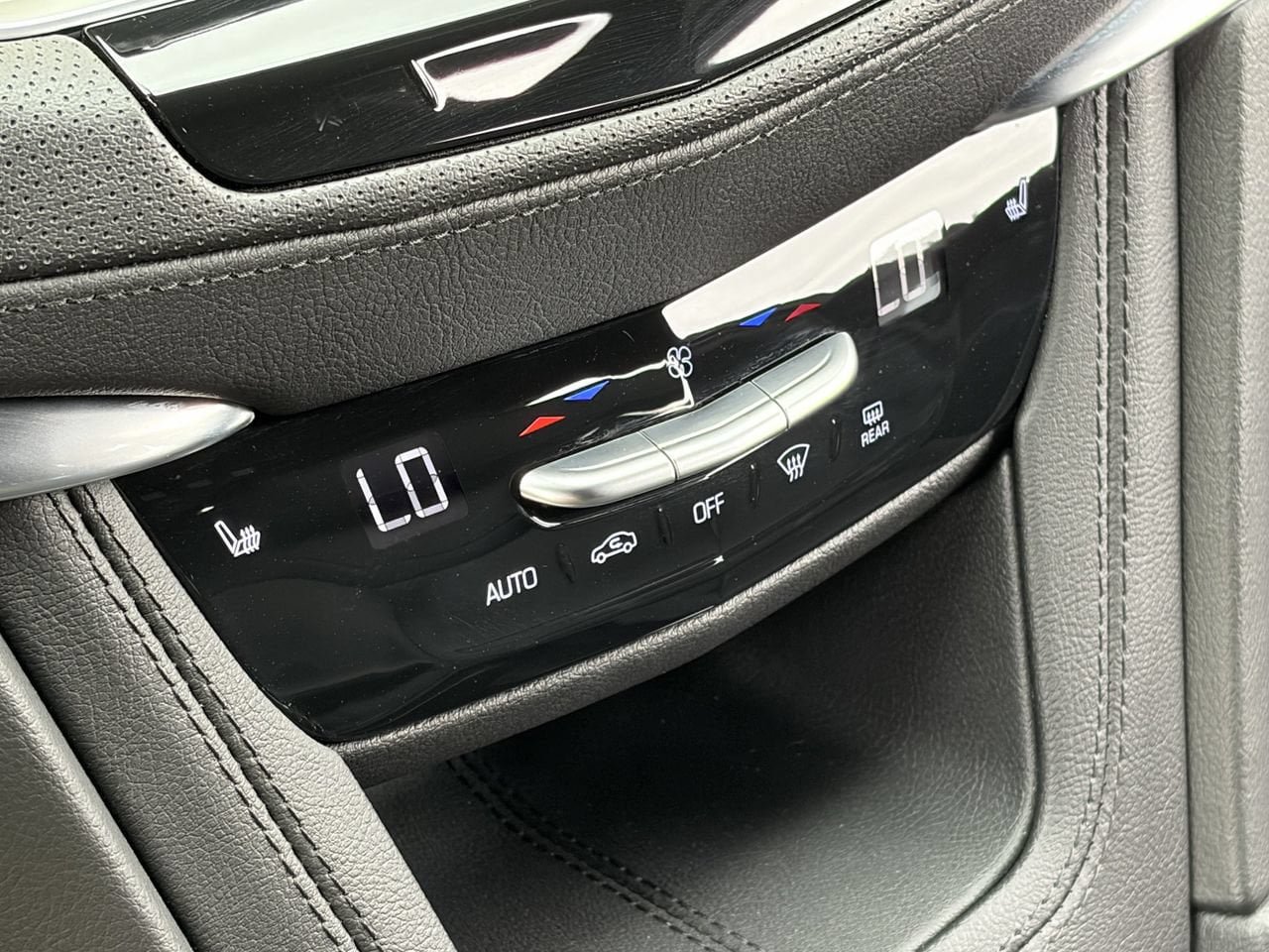 Certified 2025 Cadillac XT6 Luxury FWD image 31
