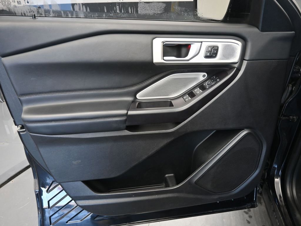 Used 2020 Ford Explorer Platinum w/ Premium Technology Package image 18