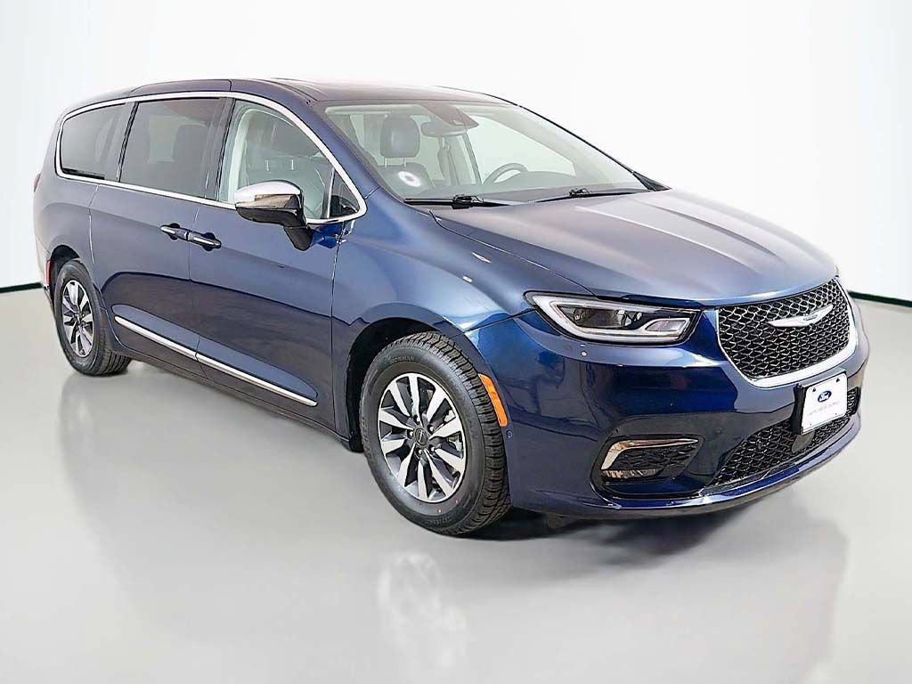 Used 2023 Chrysler Pacifica Limited w/ Uconnect Theater Family Group FWD image 49