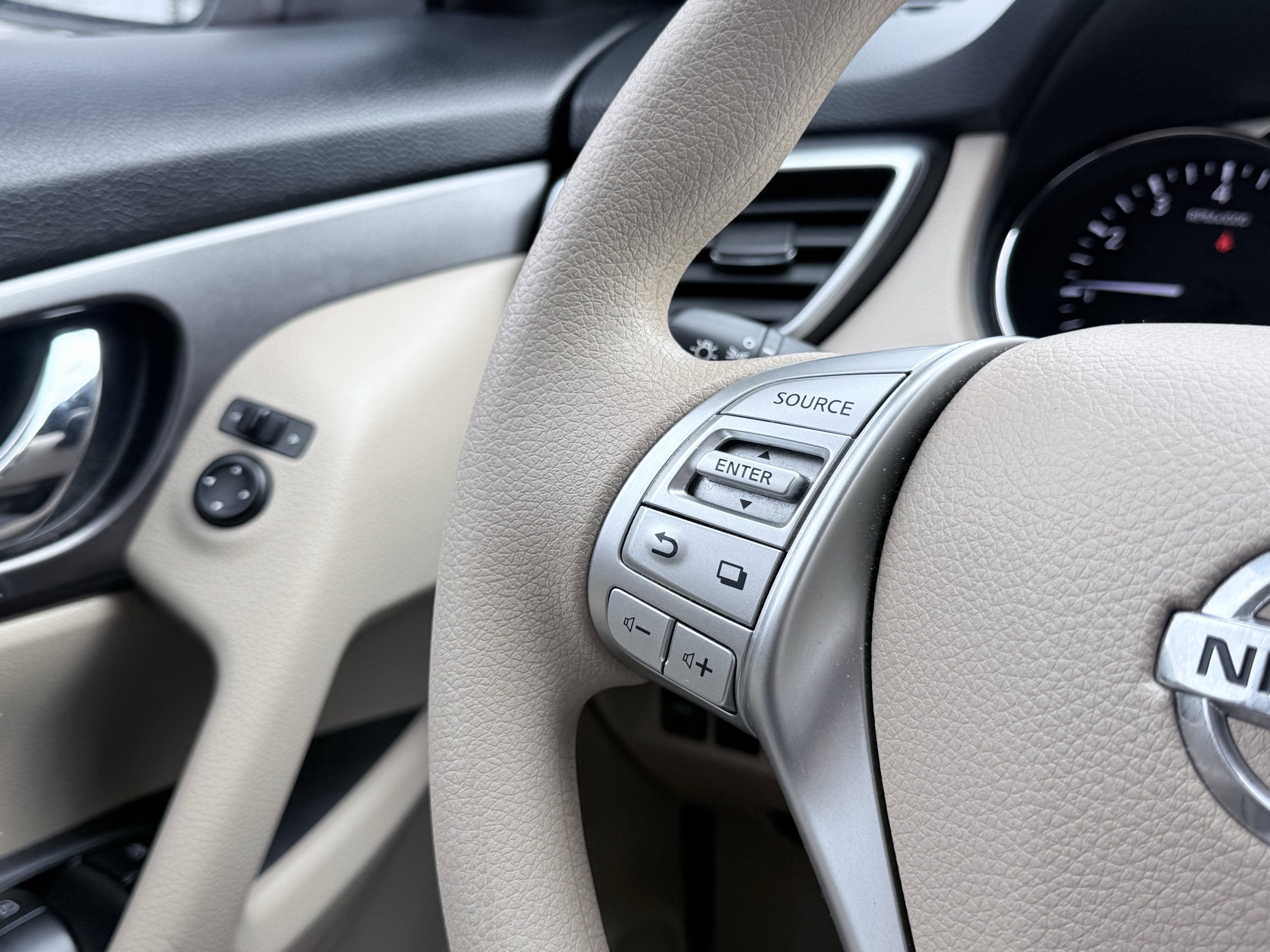 Used 2015 Nissan Rogue S FWD image 56