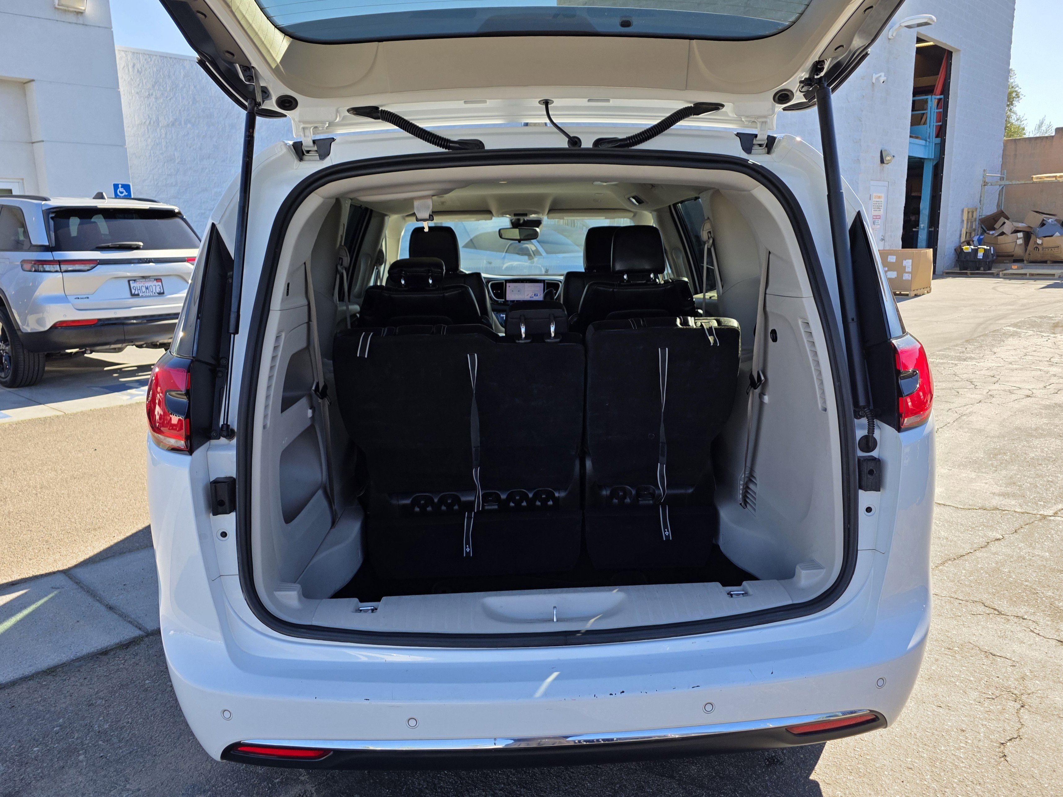 Certified 2023 Chrysler Pacifica Touring-L image 20