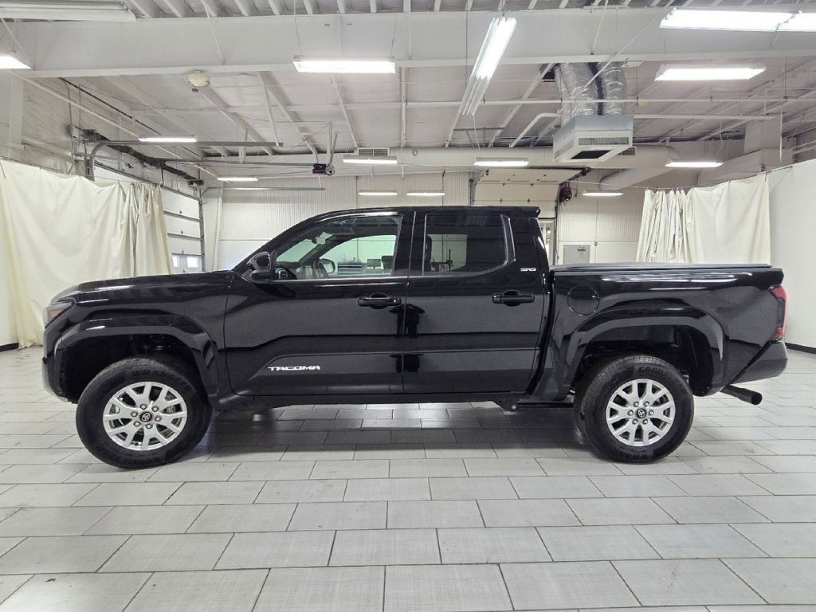 Used 2025 Toyota Tacoma SR5 AWD/4WD image 11