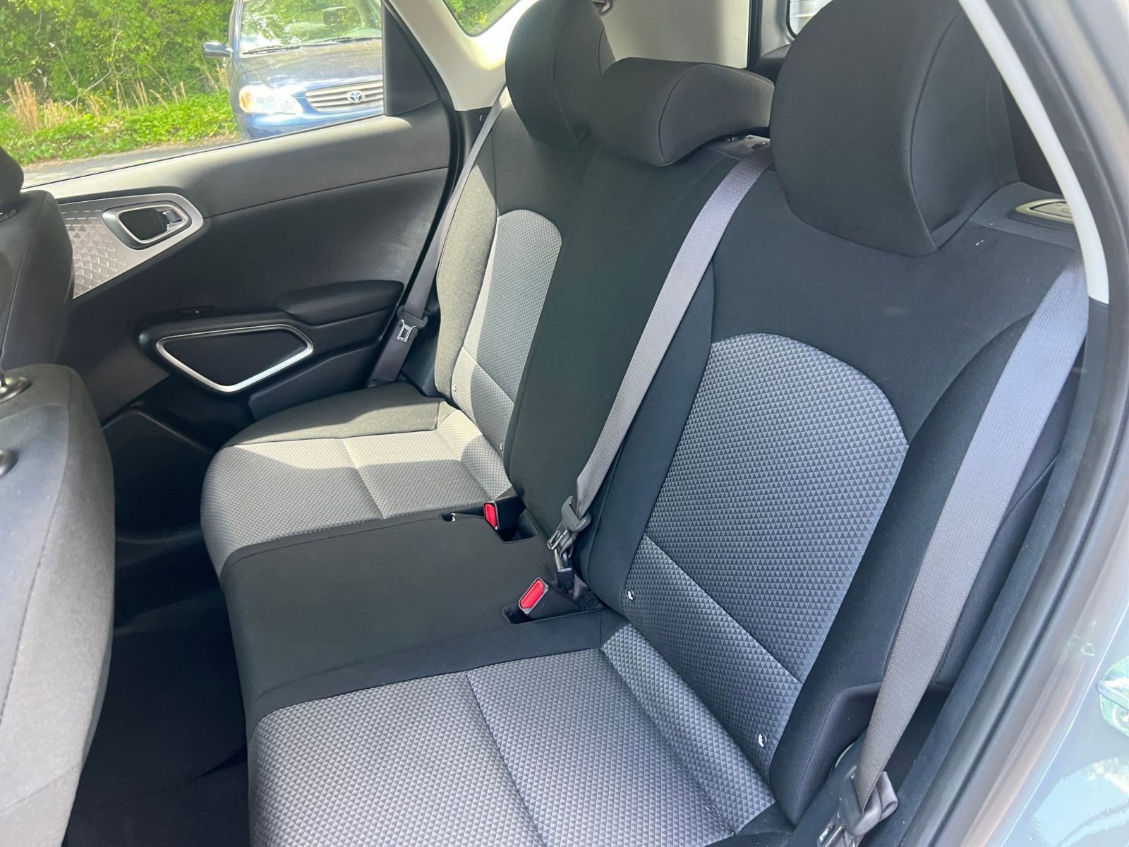 Used 2025 Kia Soul LX w/ LX Technology Package FWD image 33