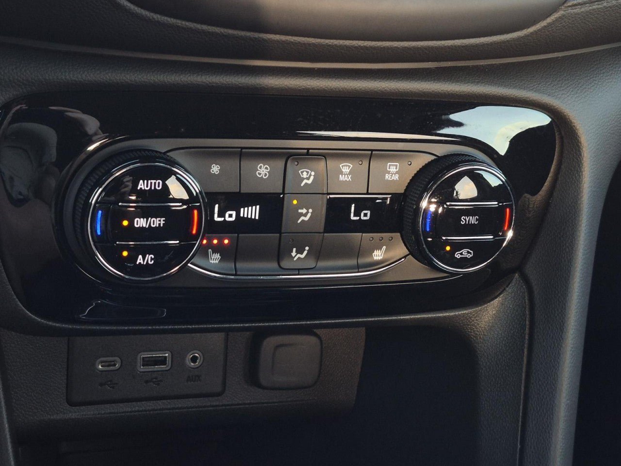 Certified 2022 Buick Encore GX Select w/ Sport Touring Package FWD image 25