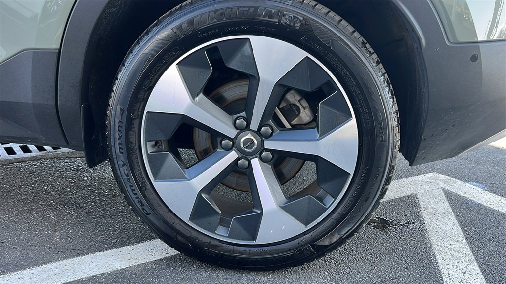 Certified 2025 Volvo XC40 B5 Plus image 41