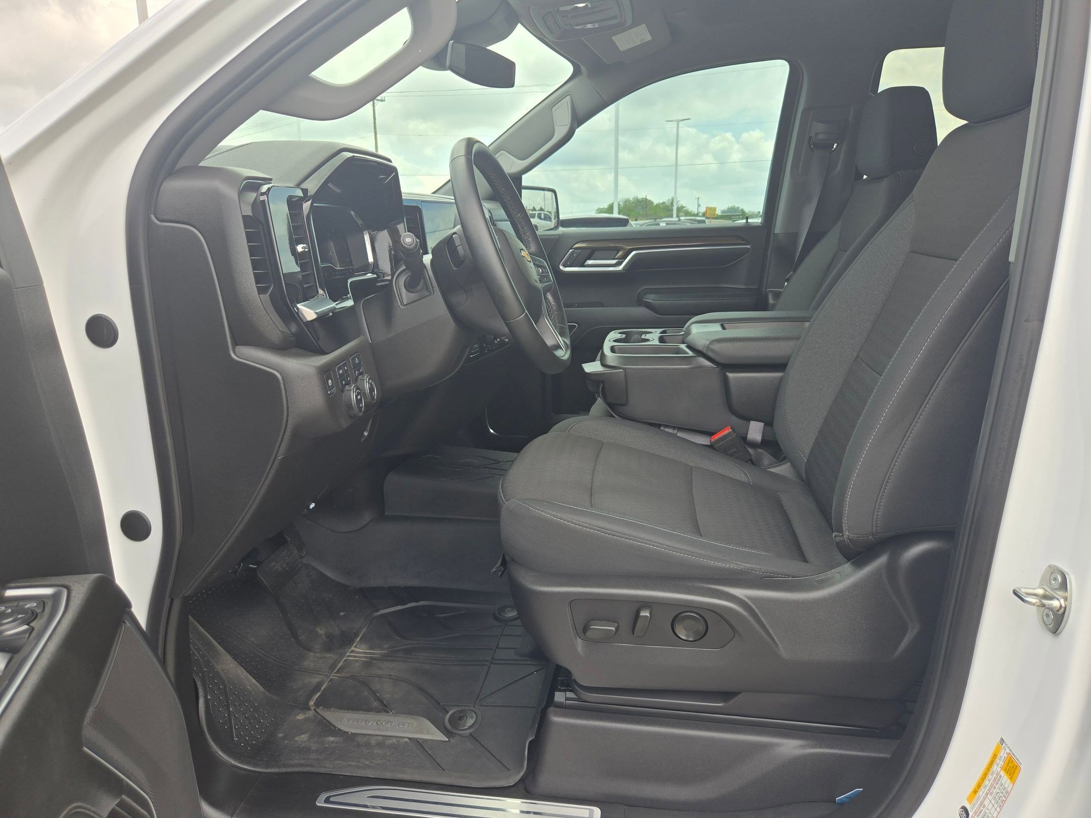 Used 2024 Chevrolet Silverado 1500 LT w/ Z71 Off-Road Package AWD/4WD image 9