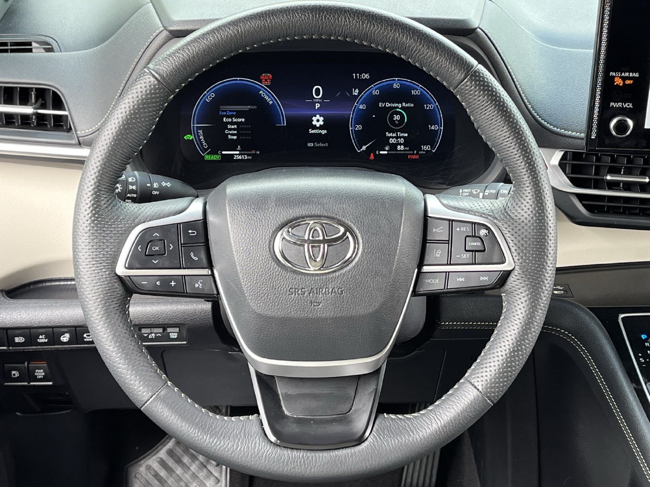 Used 2025 Toyota Sienna Platinum FWD image 11