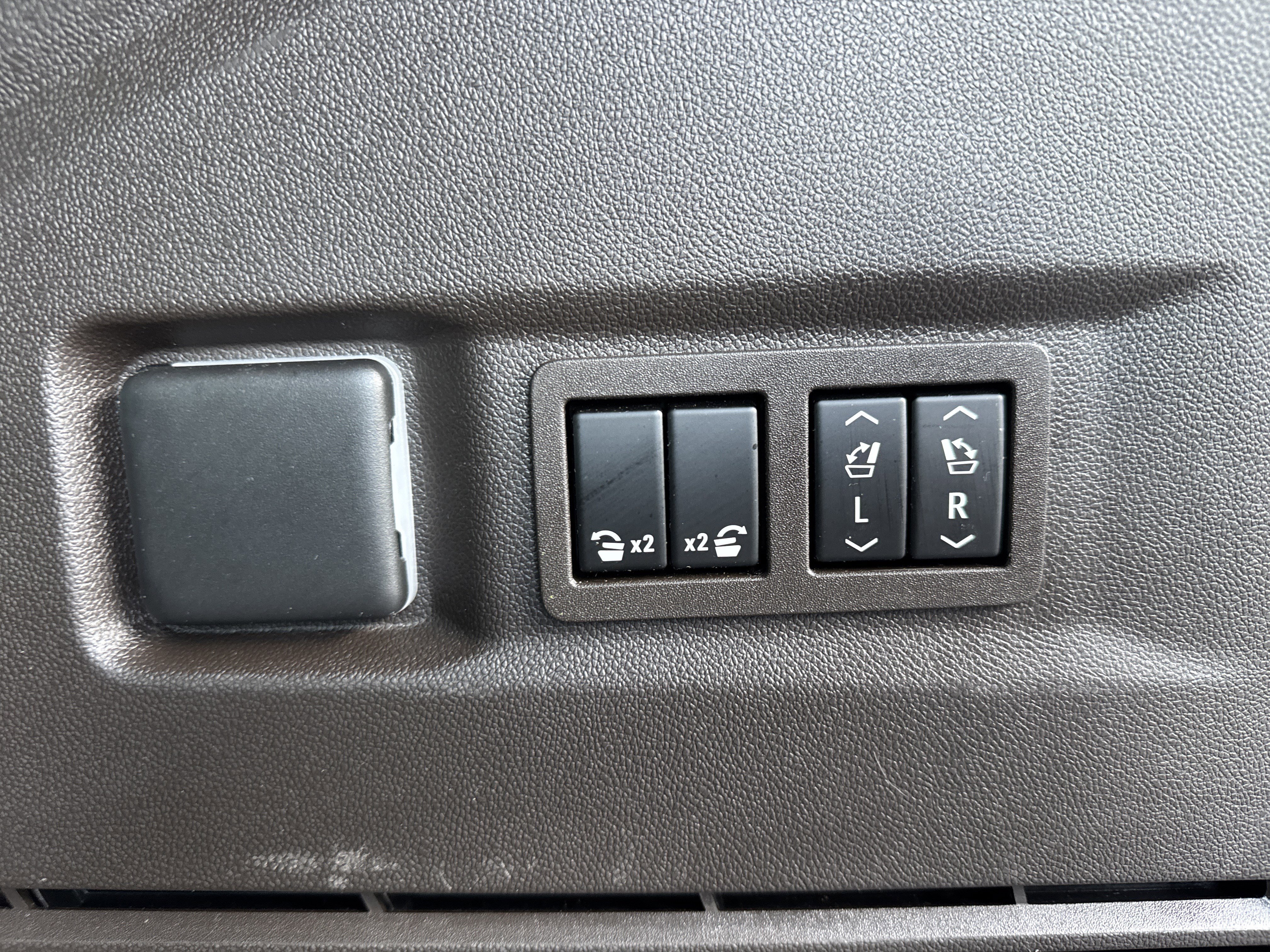 Used 2023 GMC Yukon SLT w/ SLT Premium Package RWD image 38