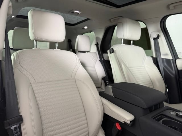 Used 2025 Land Rover Discovery S AWD/4WD image 32